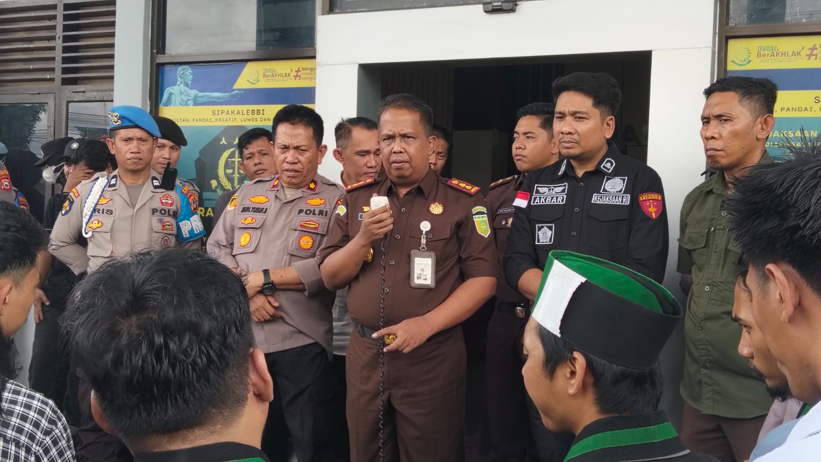 HMI Serahkan Dokumen Rapor Merah Pemkab Pinrang ke Jaksa