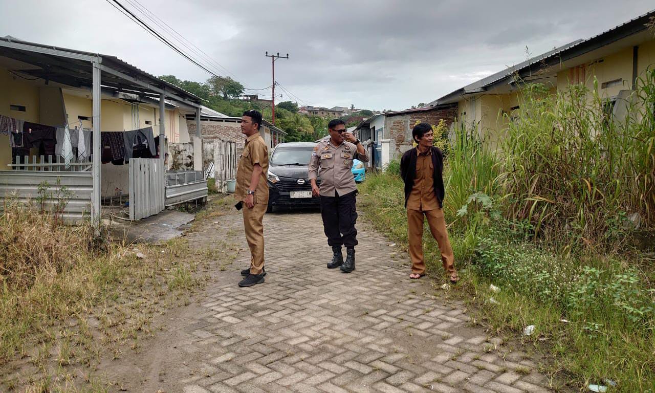 Bhabinkamtibmas dan Aparat Kelurahan Lapadde Lakukan Sambang ke Pemukiman, Periksa Penyebab Genangan Air