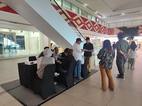 Permudah Wajib Pajak, KPP Pratama Mamuju Gelar Asistensi Aktivasi Coretax di Mal Matos
