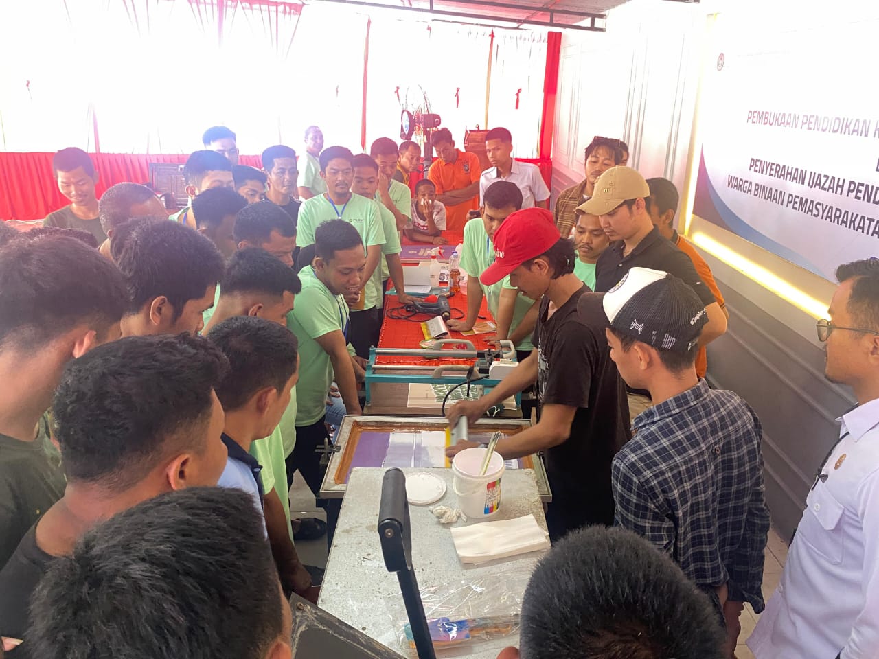 Warga Binaan Dilatih Sablon Baju, Rutan Pinrang Gandeng PKBM Pengayoman Lasinrang Gelar Pendidikan Keaksaraan Usaha Mandiri