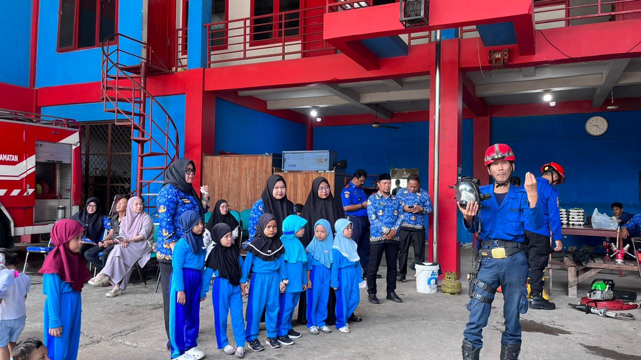 Seru dan Edukatif, Anak-Anak TK Kunjungi Markas Damkar Parepare