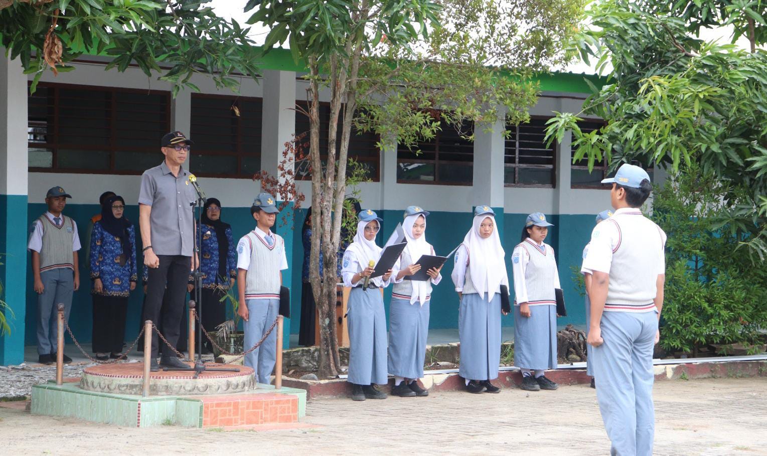 Bawaslu Parepare jadi Pembina Upacara di SMAN 4, Tekankan Peran Pemilih Pemula dalam Demokrasi