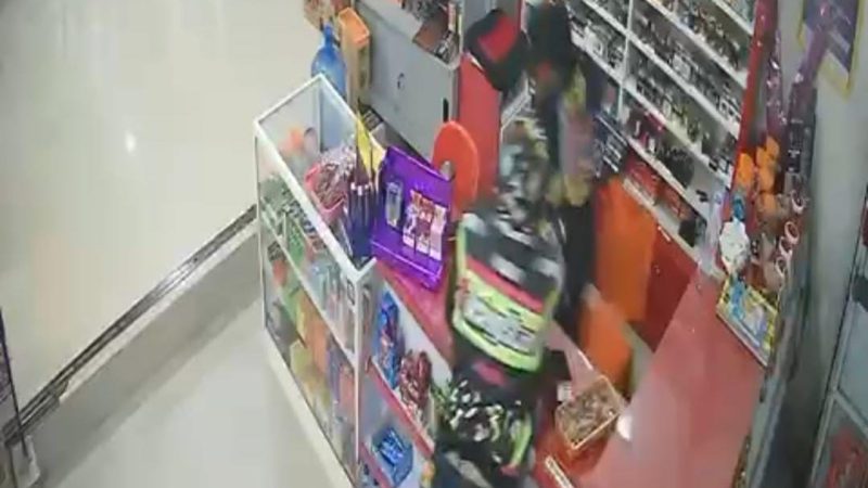 Aksi Dua Pria Bertopeng Terekam CCTV Bawa Kabur Uang Minimarket di Sidrap