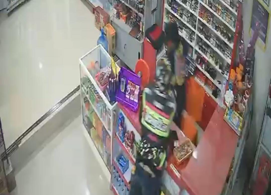Aksi Dua Pria Bertopeng Terekam CCTV Bawa Kabur Uang Minimarket di Sidrap