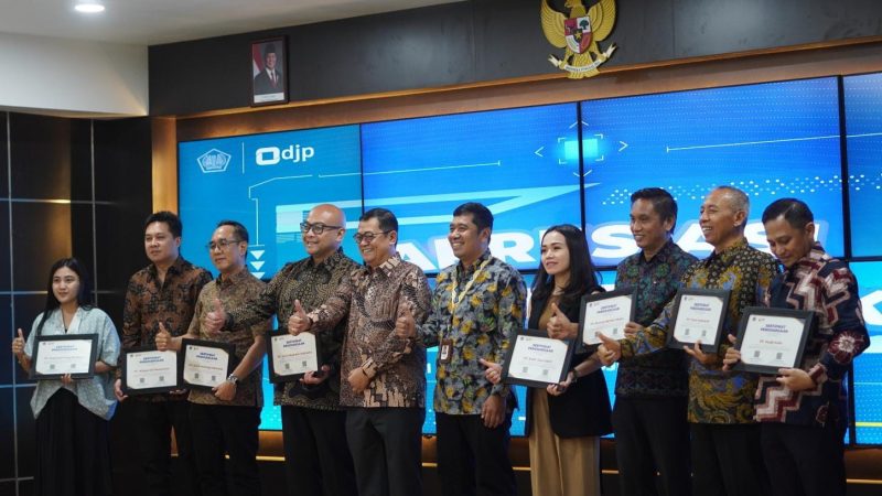 Penguatan Sinergi: Kanwil DJP Sulselbartra dan KPP Madya Makassar Berikan Apresiasi kepada 8 Wajib Pajak Terpilih