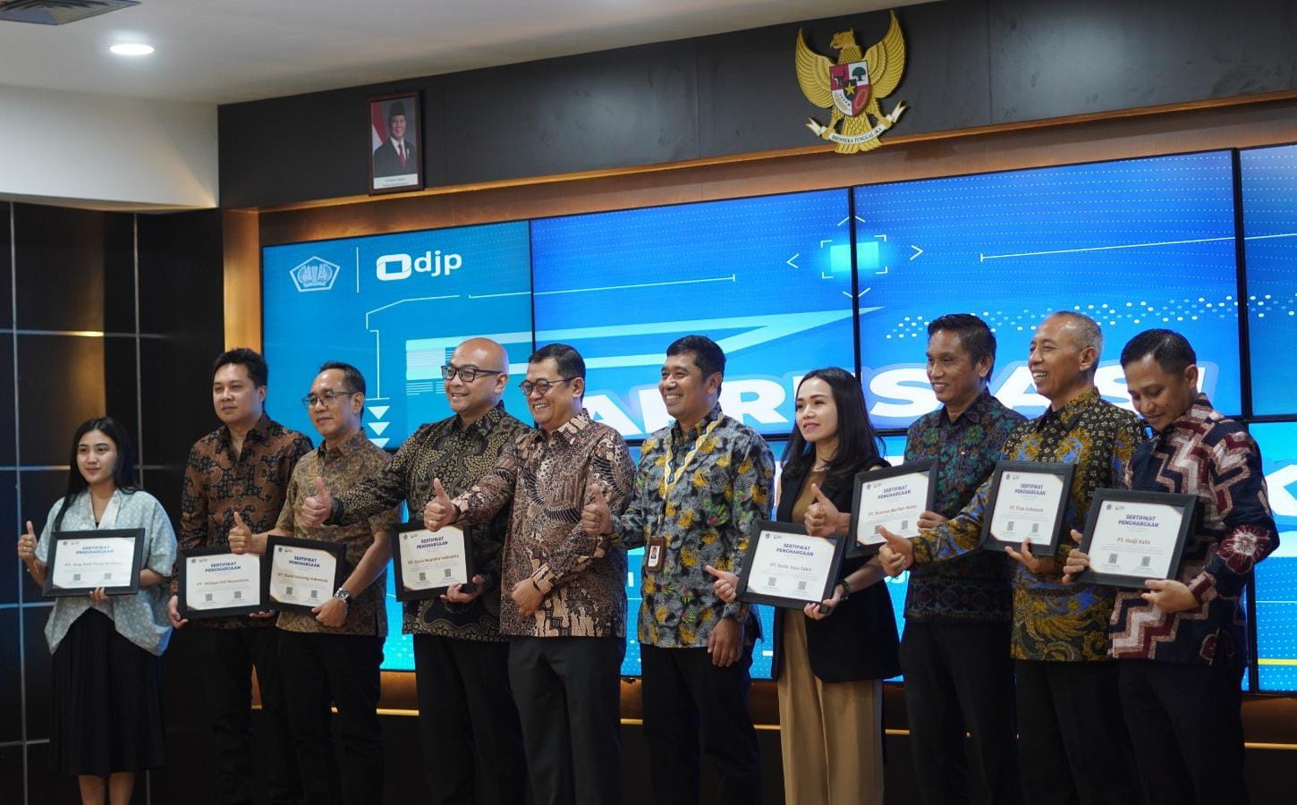 Penguatan Sinergi: Kanwil DJP Sulselbartra dan KPP Madya Makassar Berikan Apresiasi kepada 8 Wajib Pajak Terpilih