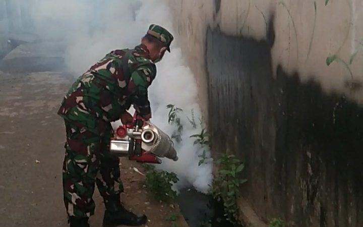 Antisipasi Penyebaran DBD, Tiga Pilar Maccorawalie Pinrang Lakukan Pengasapan