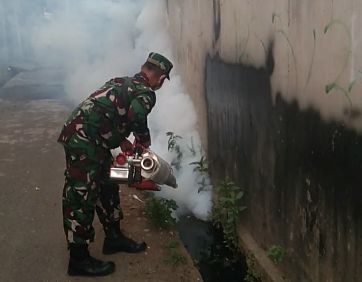 Antisipasi Penyebaran DBD, Tiga Pilar Maccorawalie Pinrang Lakukan Pengasapan