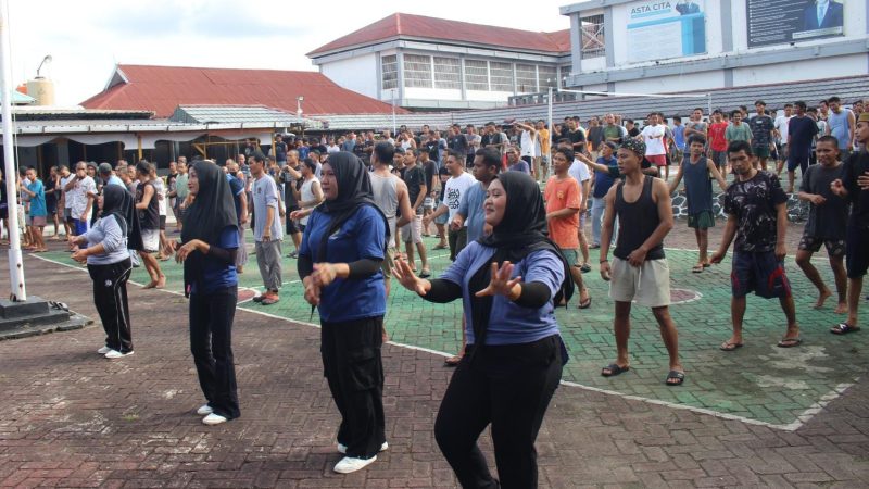 Lapas Parepare Gelar Senam Rutinitas dan Bagikan Alat Mandi kepada Seluruh Warga Binaan