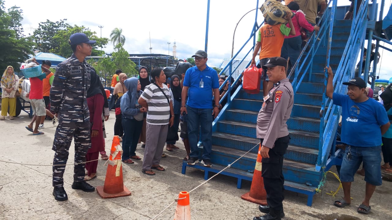 KM Bukit Siguntang Bertolak ke Balikpapan, Polsek KPN Polres Parepare dan Pihak Terkait Lakukan Pengamanan