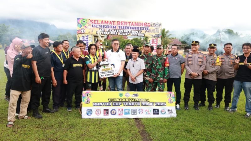 Wakil Bupati Barru Tutup Turnamen Sepak Bola Rantau Cup I, Tim Mattirowalie FC Raih Juara Utama