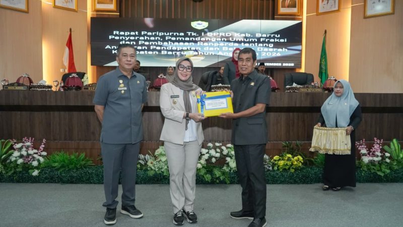 Bupati Barru Menyerahkan Ranperda tentang APBD Tahun Anggaran 2026 Ke DPRD 