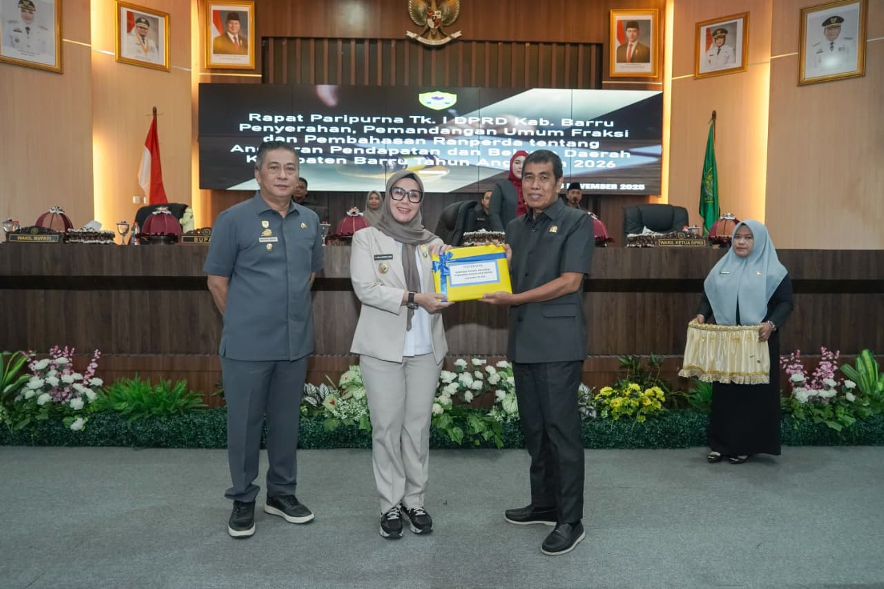 Bupati Barru Menyerahkan Ranperda tentang APBD Tahun Anggaran 2026 Ke DPRD 