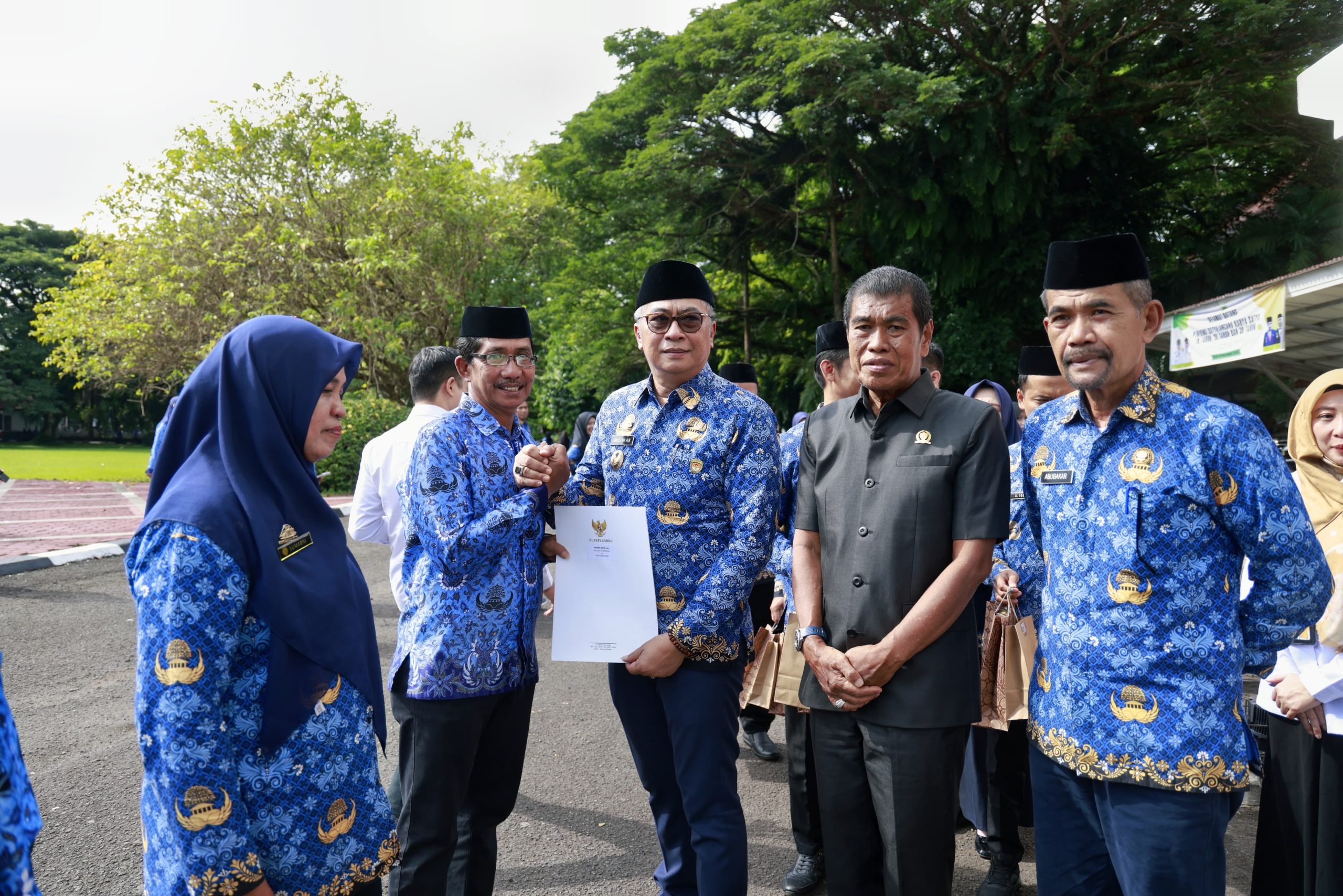 Momentum HKN, Wabup Barru Serahkan SK Pensiuan Kepada 10 ASN Purna Bakti