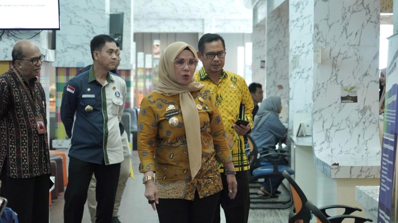 Sidak Pelayanan di MPP, Bupati Barru Tekankan Agar Petugas Bekerja Tepat Waktu Disiplin & Profesional