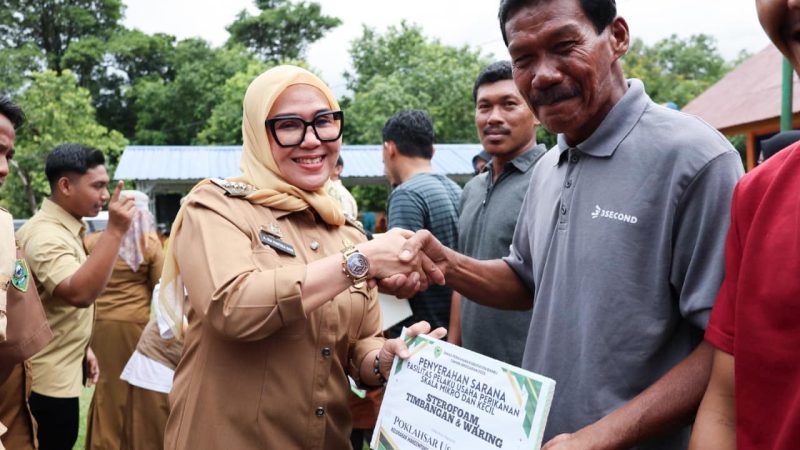 Bupati Barru Salurkan Bantuan Sarana Fasilitas Pelaku Usaha Perikanan Kepada Sejumlah Poklahsar