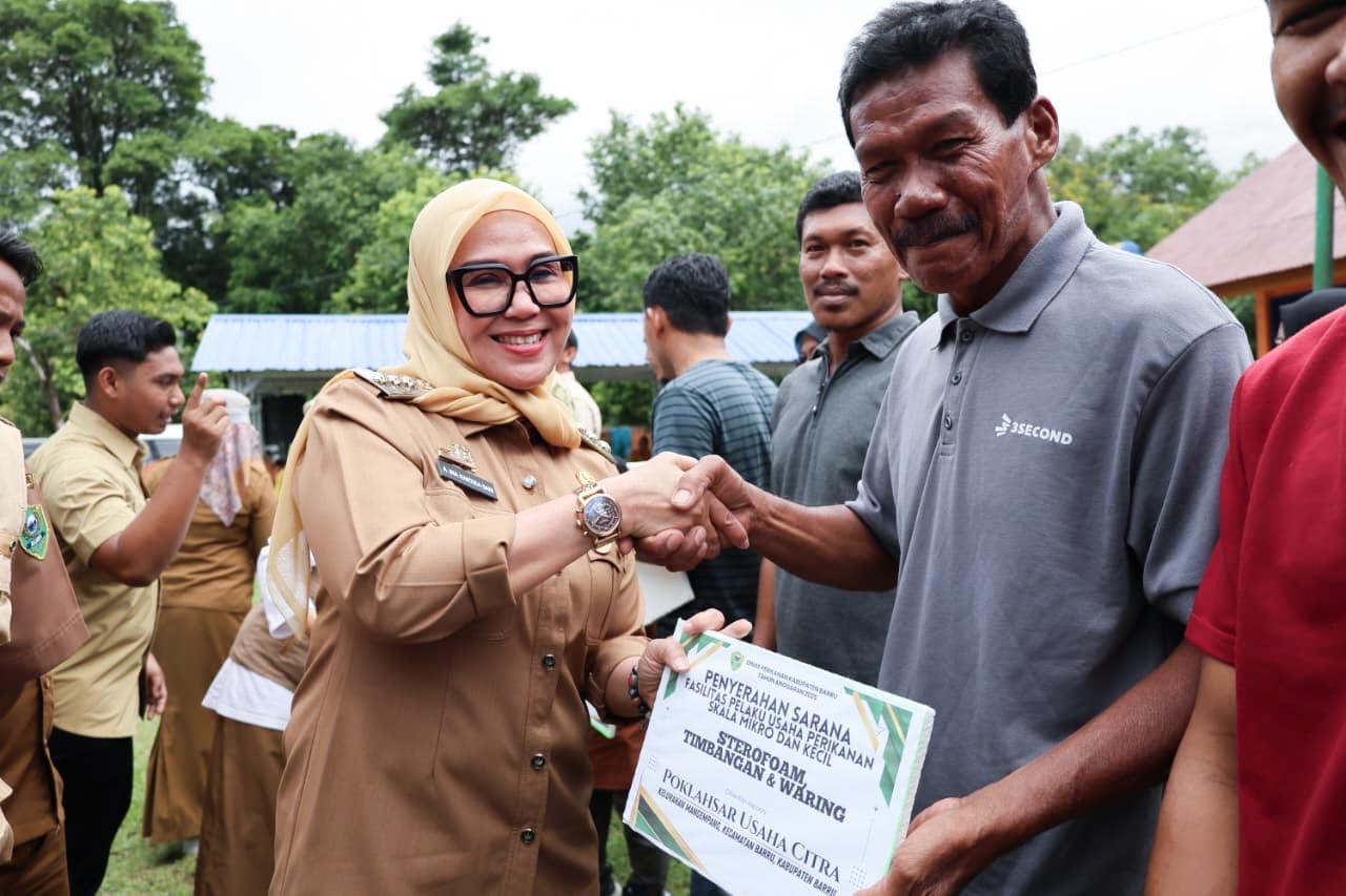 Bupati Barru Salurkan Bantuan Sarana Fasilitas Pelaku Usaha Perikanan Kepada Sejumlah Poklahsar