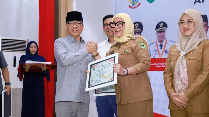 Komitmen Kuatkan Ekonomi Kerakyatan Berbasis Koperasi, Bupati Barru Diganjar Penghargaan Kemendes PDT