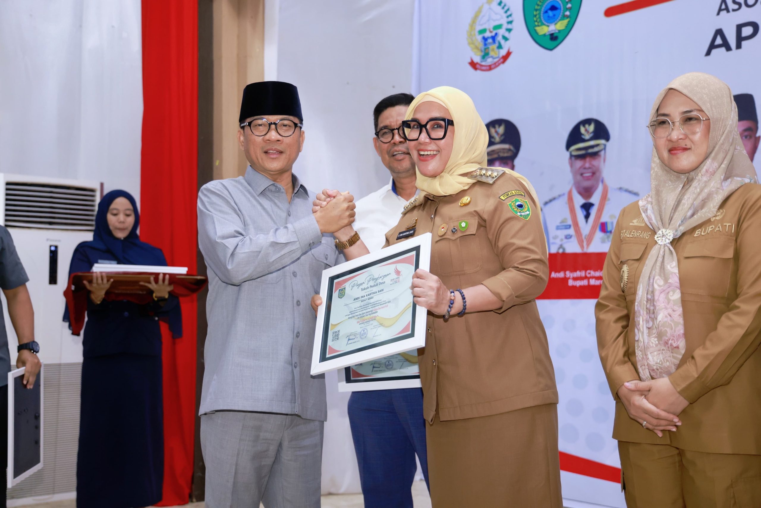 Komitmen Kuatkan Ekonomi Kerakyatan Berbasis Koperasi, Bupati Barru Diganjar Penghargaan Kemendes PDT