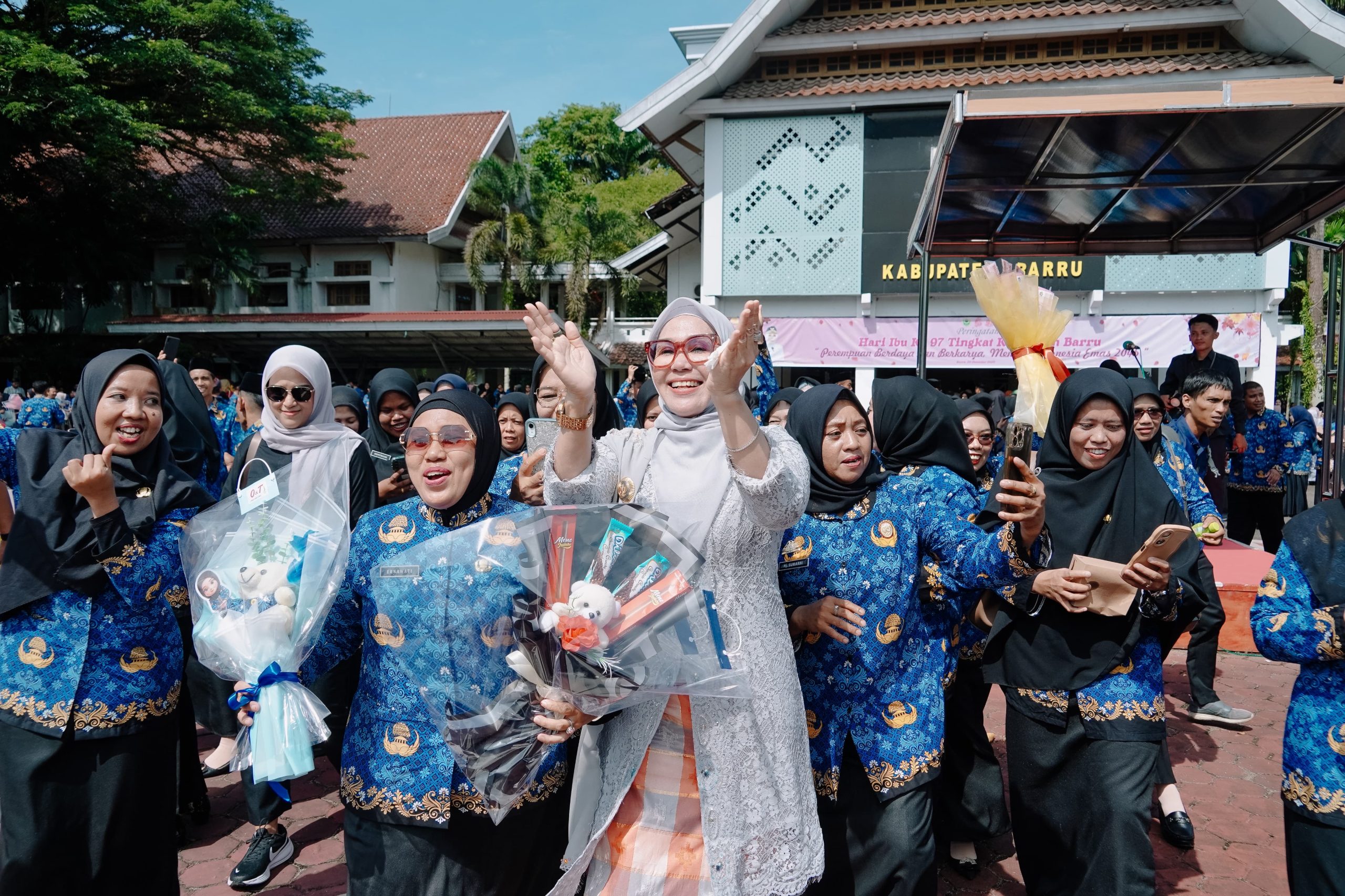 Bupati Barru Serahkan SK Pengangkatan 2.286 PPPK Paruh Waktu di Momentum Peringatan Hari Ibu