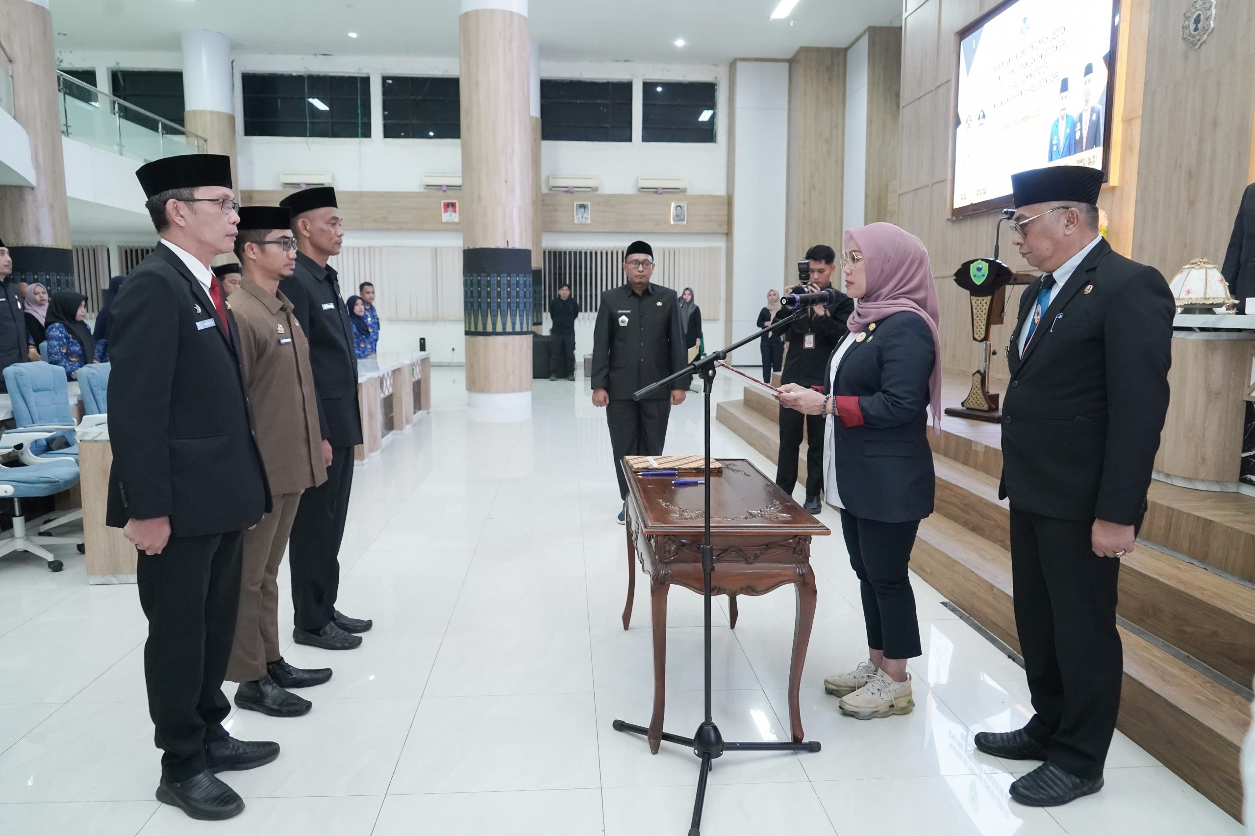 Andi Ina Melantik dan Mengambil Sumpah Pejabat Struktural dan Administator Lingkup Pemda Barru