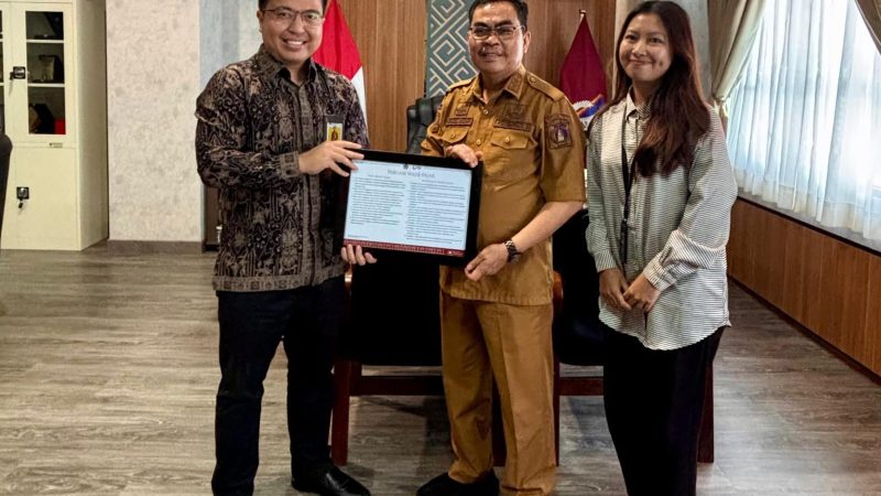 Bupati Tana Toraja Terima Taxpayers Charter dari KP2KP Makale