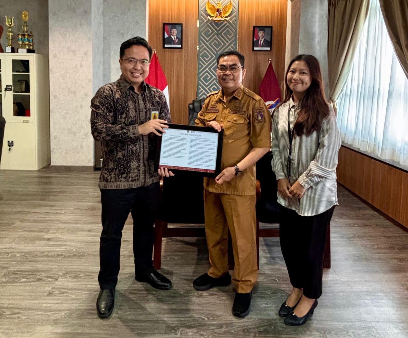 Bupati Tana Toraja Terima Taxpayers Charter dari KP2KP Makale