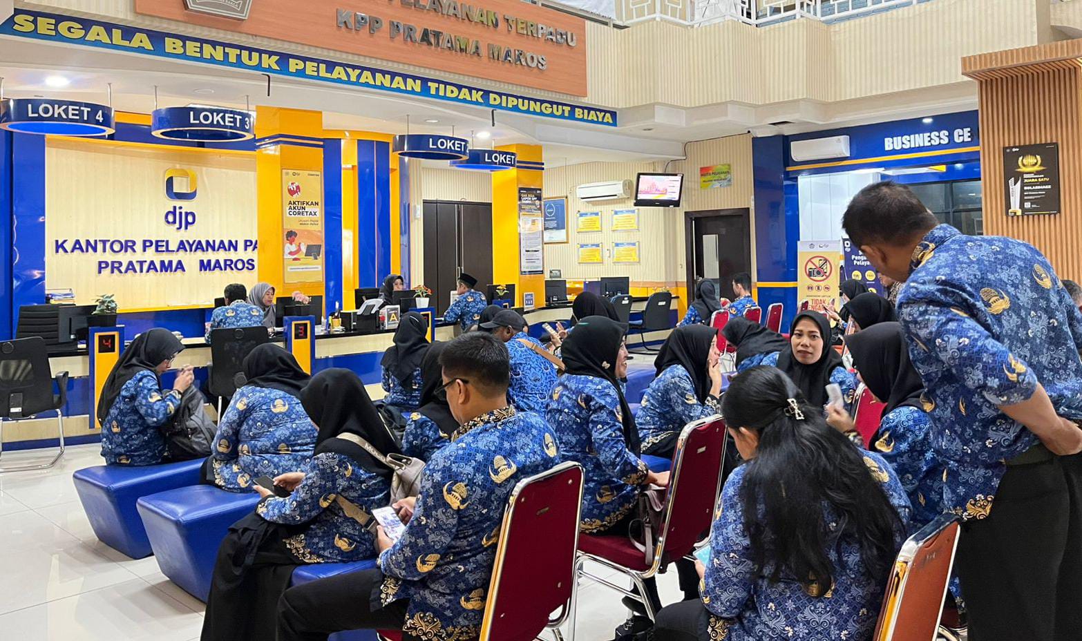 Pegawai Dinas Pertanian Padati Pajak Maros untuk Aktivasi Akun Coretax DJP