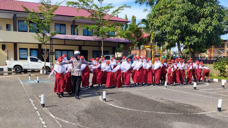 Satlantas Polres Parepare Edukasi Keselamatan Berlalu Lintas di SDN 28 Tumampua