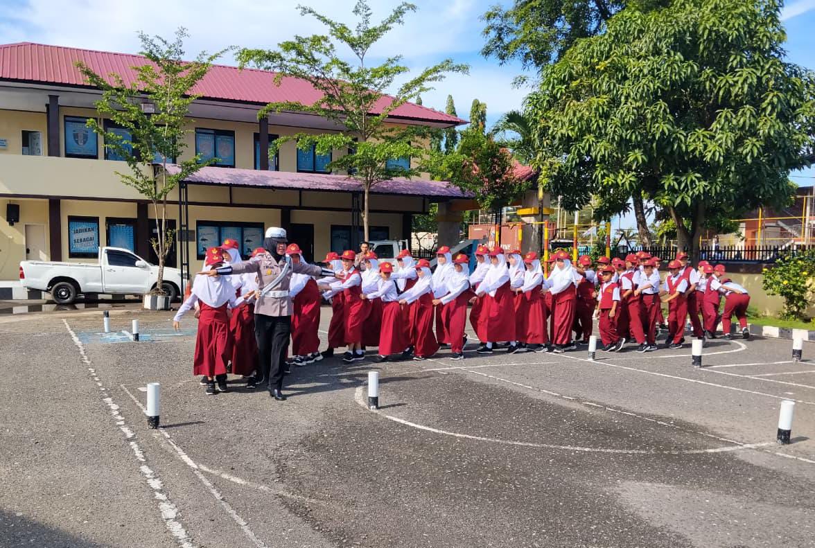 Satlantas Polres Parepare Edukasi Keselamatan Berlalu Lintas di SDN 28 Tumampua