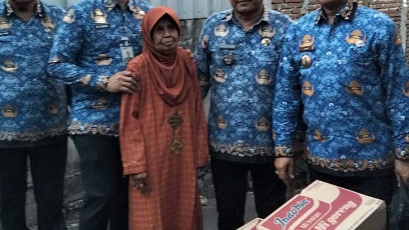 Sekda Amarun Agung Hamka Serahkan Bantuan Asupan Makanan kepada Lansia
