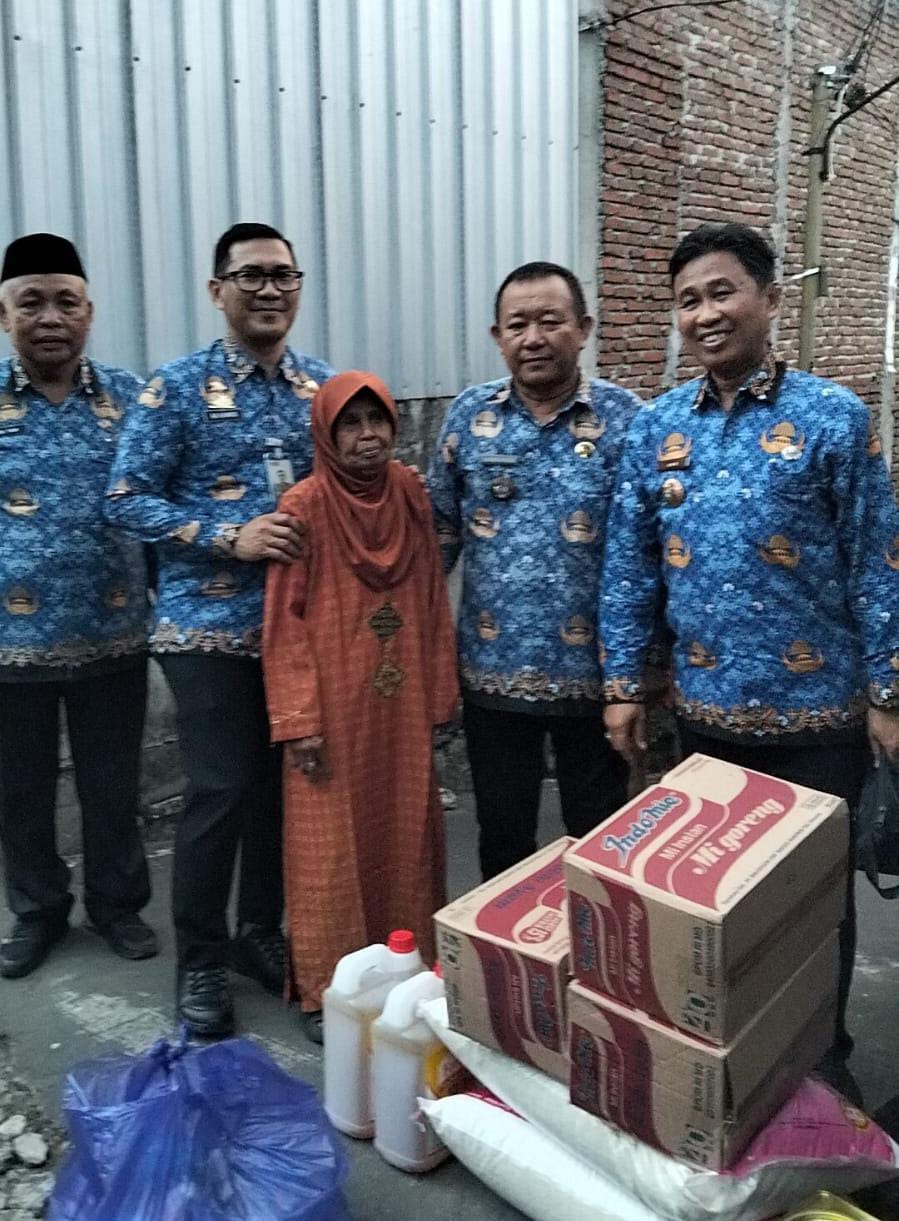 Sekda Amarun Agung Hamka Serahkan Bantuan Asupan Makanan kepada Lansia