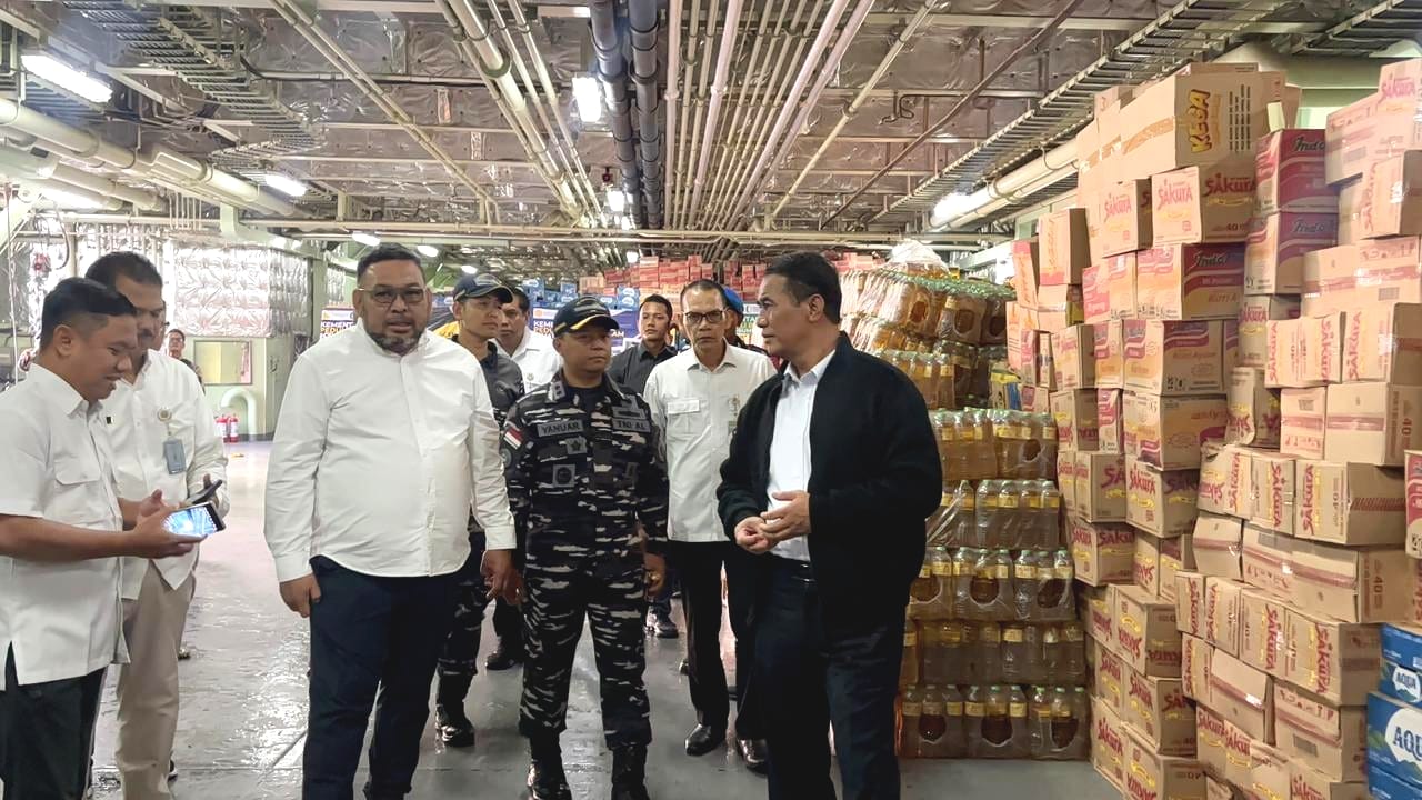 Mentan Amran Kirimkan Bantuan Bencana Sumatera dengan KRI Banda Aceh
