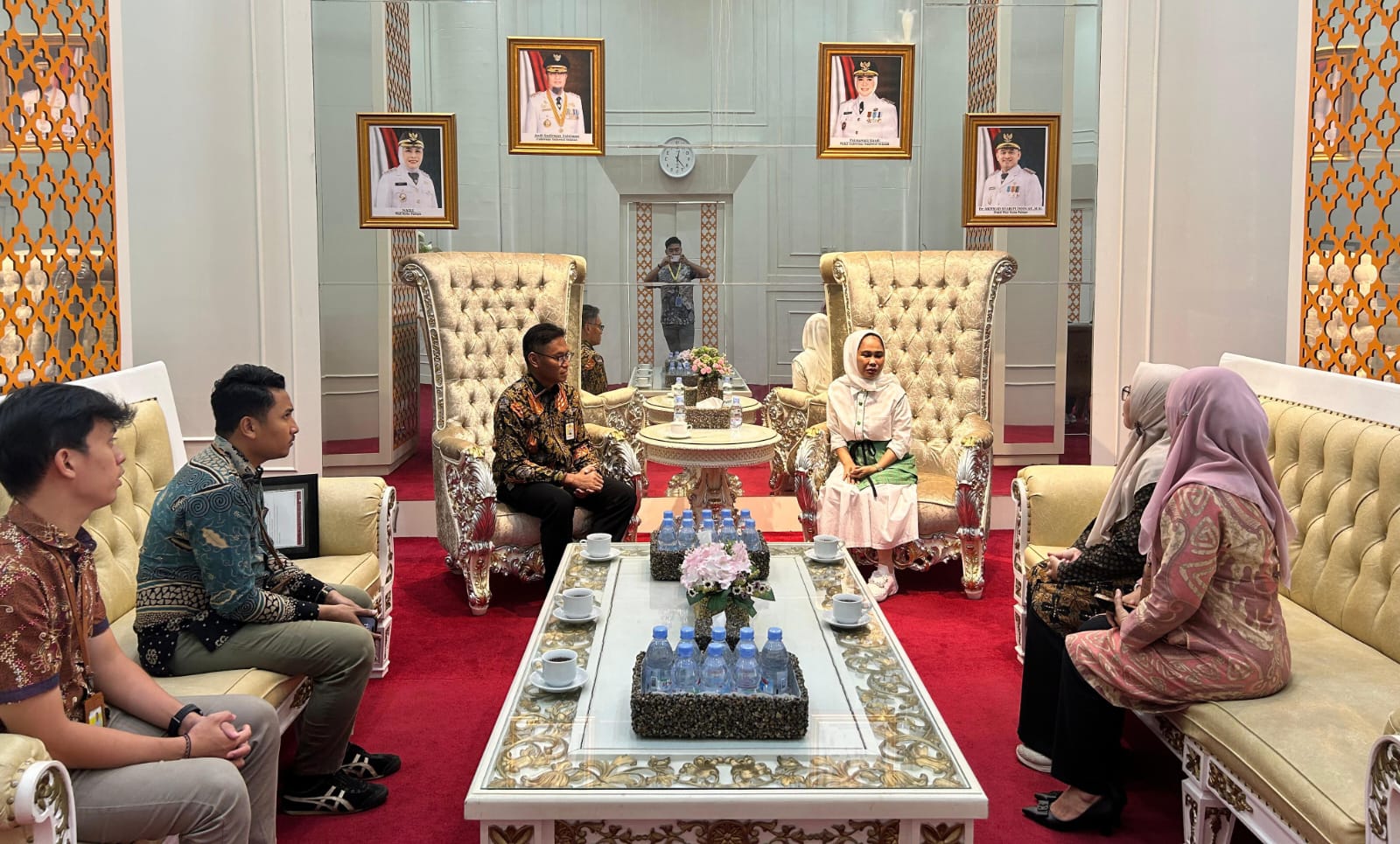 Kepala KPP Pratama Palopo Jalin Sinergi dan Serahkan Piagam Wajib Pajak kepada Walikota Palopo