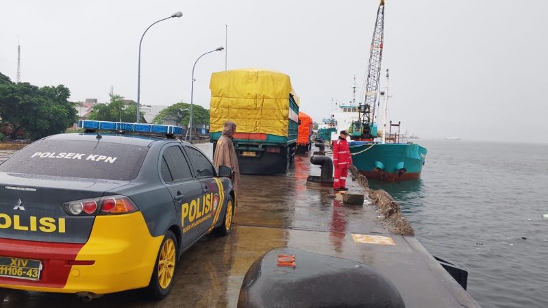 Bhabinkamtibmas Polsek KPN Lakukan Pemantauan Kondisi di Tengah Hujan Deras
