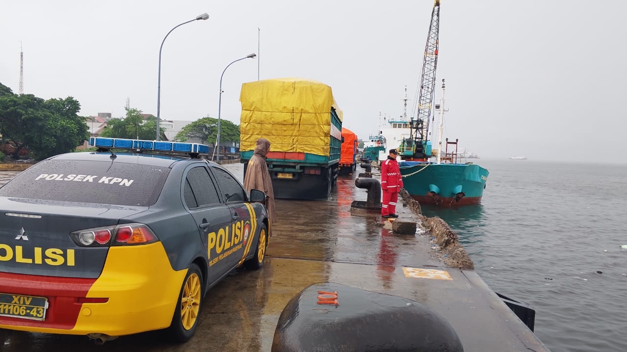 Bhabinkamtibmas Polsek KPN Lakukan Pemantauan Kondisi di Tengah Hujan Deras