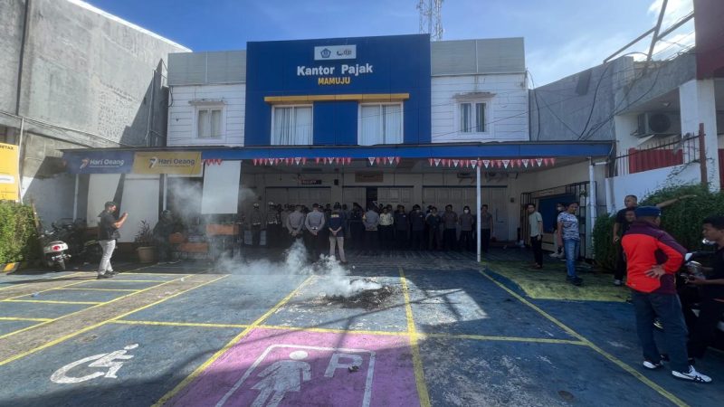 Mahasiswa Gelar Aksi, Pelayanan KPP Pratama Mamuju Tetap Buka