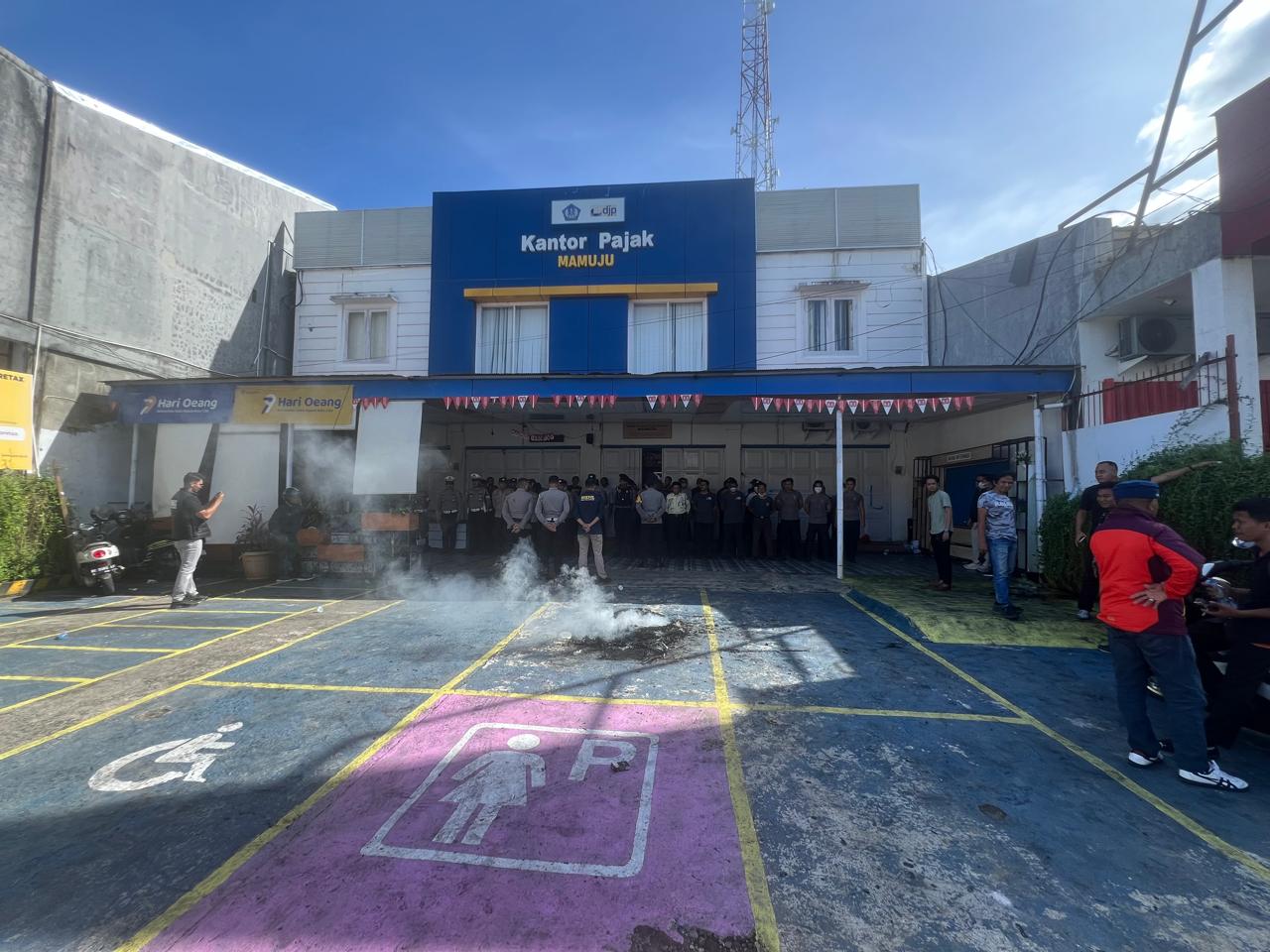 Mahasiswa Gelar Aksi, Pelayanan KPP Pratama Mamuju Tetap Buka