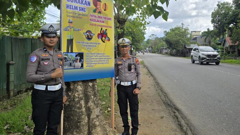 Tekan Angka Kecelakaan, Satlantas Polres Pangkep Pasang Papan Bicara Keselamatan di Jalur Utama