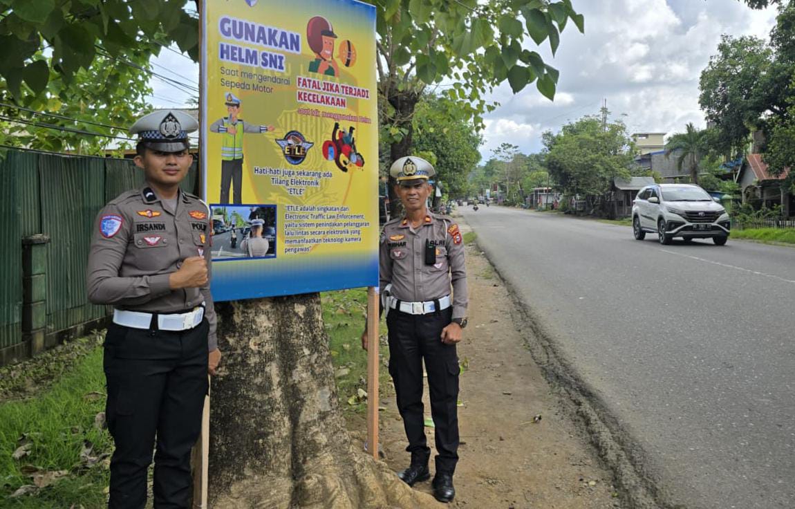 Tekan Angka Kecelakaan, Satlantas Polres Pangkep Pasang Papan Bicara Keselamatan di Jalur Utama