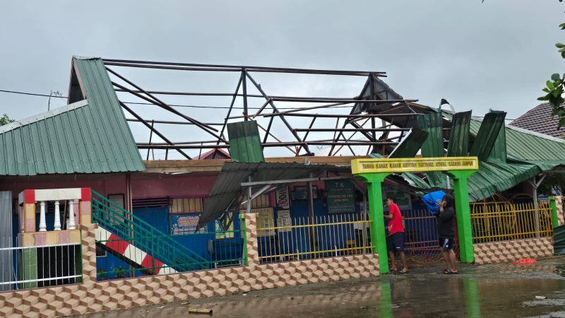 Angin Puting Beliung Menerjang, Puluhan Rumah Warga di Pinrang Rusak