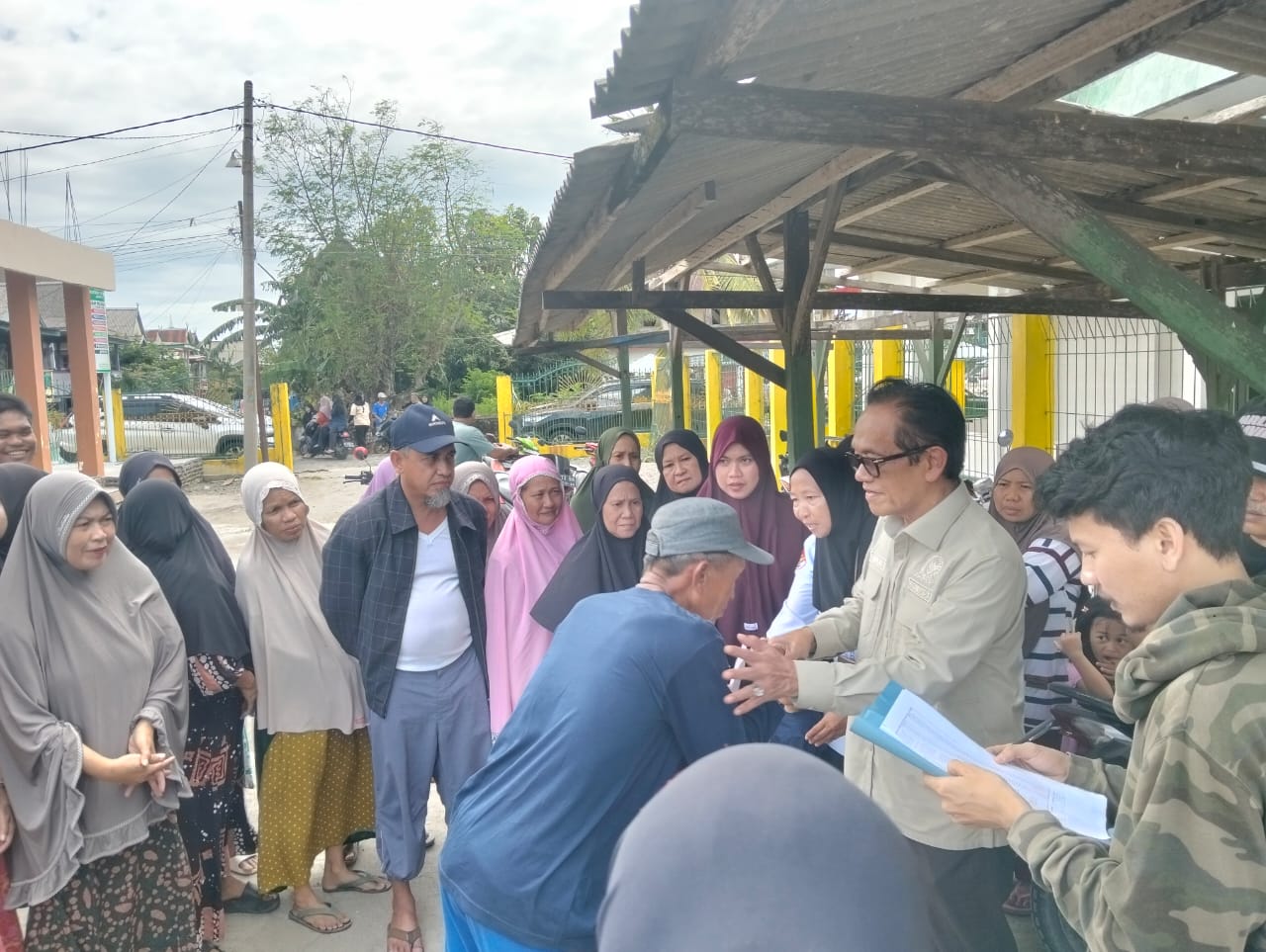 Korban Puting Beliung di Pinrang Antre Terima Bantuan Tunai dari La Tinro La Tunrung