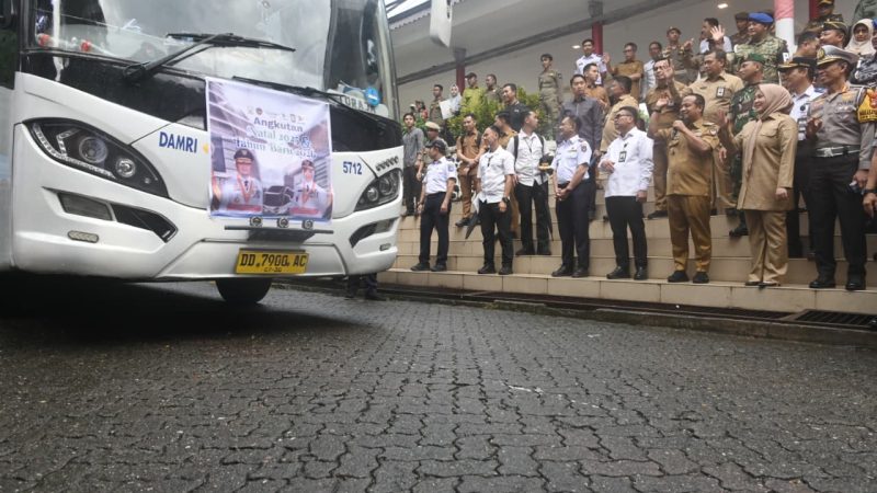 Jelang Pergantian Tahun, Gubernur Sulsel Pimpin Apel Kesiapsiagaan dan Lepas Rombongan Pemudik Gratis