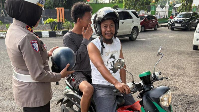 Operasi Lilin 2025, Sat Lantas Polres Parepare Edukasi Pengendara Wajib Gunakan Helm