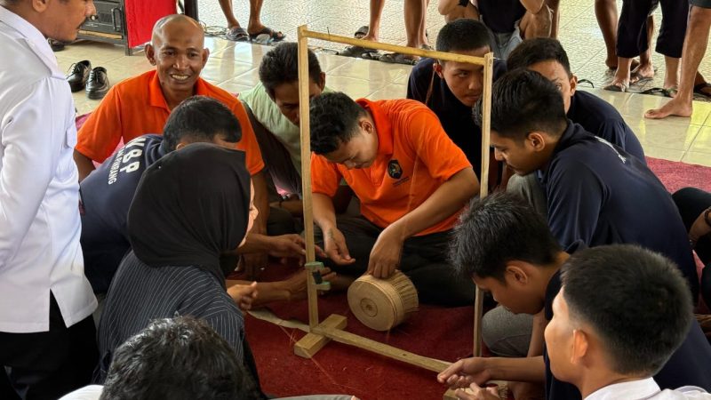 Libatkan Pengrajin dari Bone, Rutan Pinrang Latih Warga Binaan Membuat Songkok Recca Bugis