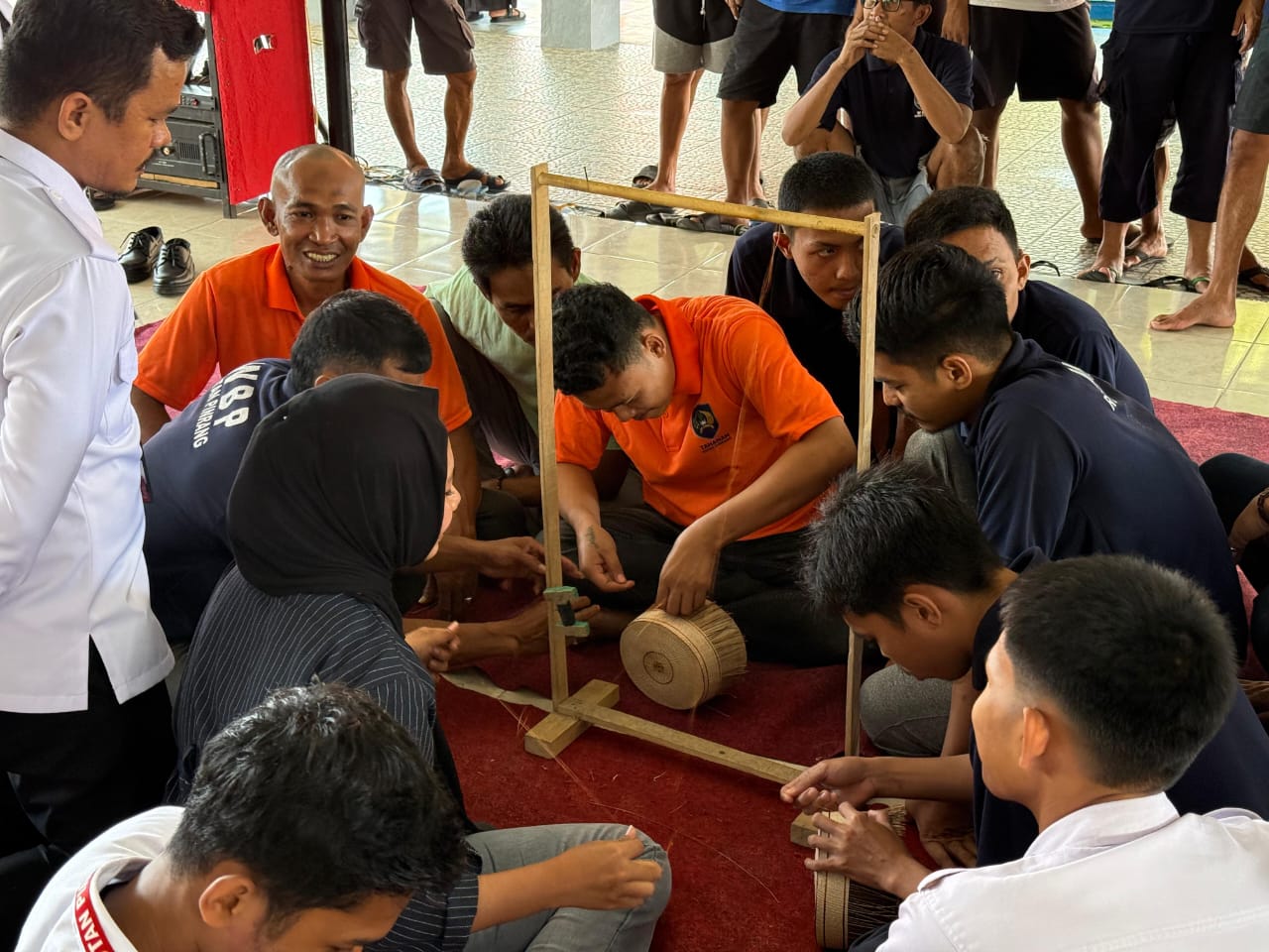 Libatkan Pengrajin dari Bone, Rutan Pinrang Latih Warga Binaan Membuat Songkok Recca Bugis