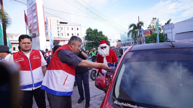 Pertamina Sulawesi Hadirkan Santa Claus di SPBU Pertamina Manado, Pelanggan Rasakan Natal yang Berbeda