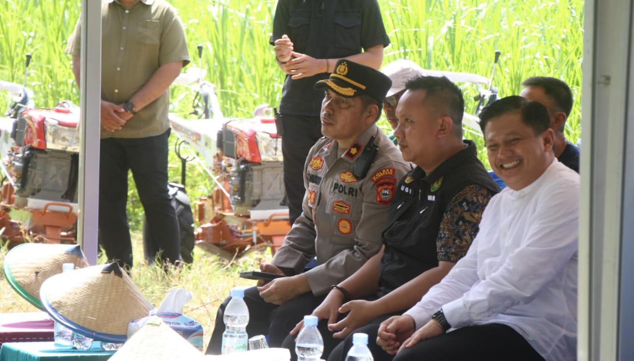 Waka Polres Parepare Hadiri Penyerahan Bantuan Alsintan Kementan kepada Kelompok Tani