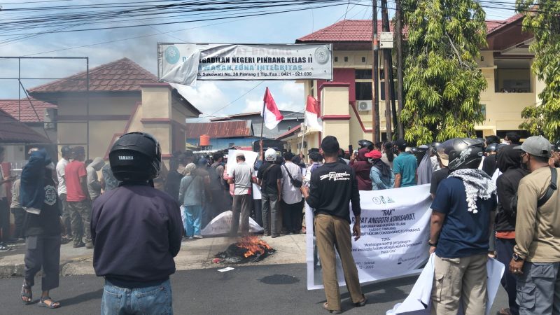 Warga Dituding Tak Wajar Beli Tanah, Massa Datangi Kantor PN Pinrang
