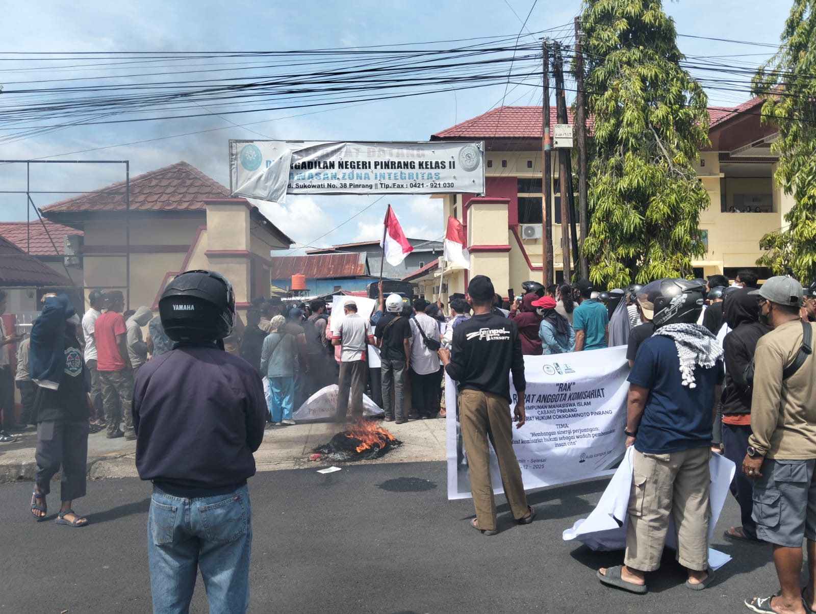 Warga Dituding Tak Wajar Beli Tanah, Massa Datangi Kantor PN Pinrang